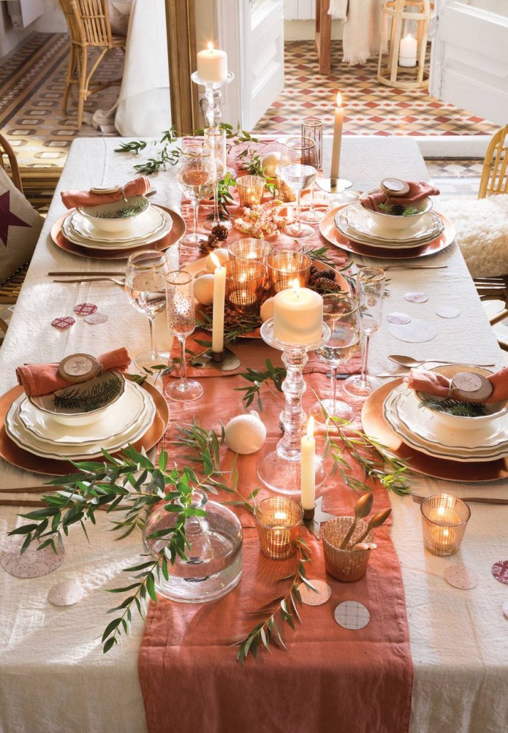 mesa-de-navidad-con-candelabros-sobre-camino-rosa-444854_3ee2ac5d_901x1300